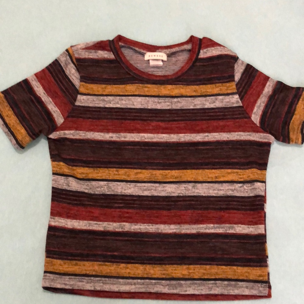 🌸🌴 3 for $10. Beautiful t-shirt with vibrant fall colors. Comfortable fabric.